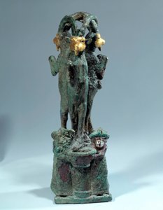Mesopotamie: kupin tuki hopeaa, pronssia ja kultaa kolmen kaapin muodossa. 1700-luvulla eaa. Babylonin 1. dynastia. Larsalta. Pariisi, Louvre-museo tekijältä Mesopotamian