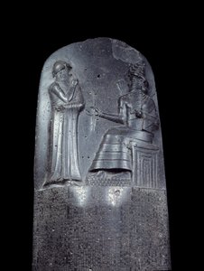 Mesopotamie: Hammurabin (tai Hammourabin) lakikoodin dioriitti. Se on peitetty nuolenpääkirjoituksella, ja sen yläosassa kuningas Hammurabi seisoo Mesopotamian auringonjumalan, Shamashin, oikeuden jumalallisen, edessä. Se on yksi vanhimmista kappaleista o tekijältä Mesopotamian
