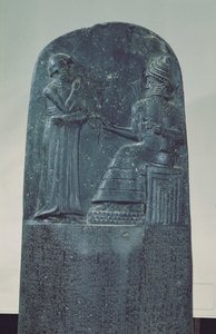 Aurinkojumala Shamashin kohokuvio sanelemassa lakejaan kuningas Hammurabille hänen kuuluisassa lakisäännöstössään, vanha Babylonian aika, 1760 eKr. (basaltti) tekijältä Mesopotamian
