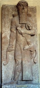 Mesopotamia: "" Sargonin patsas hallitsemassa leijonaa""" sanoi "" Gilgamesh"" Court Khorsabad (Khunsabad) 8. vuosisadalla. Pariisi, Louvre-museo
