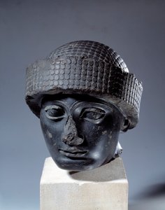 Mesopotamia: pää dioriitissa ilman tekstiä Gudeasta, Lagashin kaupungin kuvernööristä. Noin 2120 eaa. Uussumerilainen aika (noin 2150-2000 eKr.). Pariisi, Louvre-museo tekijältä Mesopotamian Mesopotamian