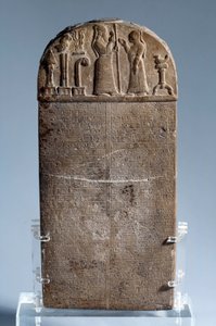 Mesopotamia: kudurru (stele, jota käytetään Babylonin kassilaisten hallitsijoiden perheenjäsenille tai korkeille arvohenkilöille lahjoittamien maalahjoitusten tukena. Kirjoitus on nuolenkielinen. Teksti on kertomus sotilas- ja hallintopalveluista). tekijältä Mesopotamian Mesopotamian