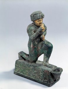 Mesopotamia: Hopeaa, pronssia ja kultaa oleva polvistuvan palvojan patsas, omistettu Amurru-jumalalle Hammurabin elämästä. 1800 eaa. Larsan sivuilta. Pariisi, Louvre-museo tekijältä Mesopotamian Mesopotamian