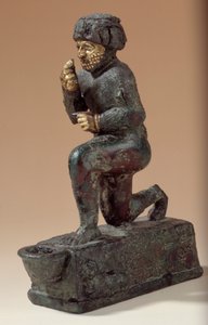 Mesopotamia: Hopeaa, pronssia ja kultaa oleva polvistuvan palvojan patsas, omistettu Amurru-jumalalle Hammurabin elämästä. 1800 eaa. Larsan sivuilta. Pariisi, Louvre-museo tekijältä Mesopotamian Mesopotamian