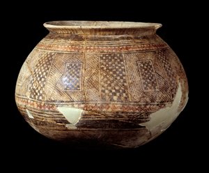 Itämainen taide: Maljakko, jossa geometrinen sisustus Halafin (terrakotta, noin 4500 eKr.) Mesopotamian tai Pohjois-Syyrian tyyliin. Pariisi, Musee du Louvre tekijältä Mesopotamian Mesopotamian