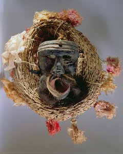Pukunaamio Meksikon vuotuisen Guelaguetzan festivaalin juhliin (puu, palmikoitu olki ja paperi)