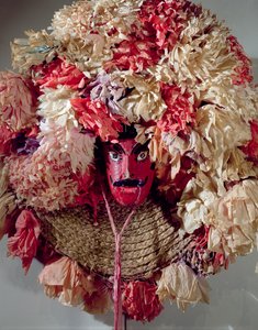 Pukunaamio Meksikon vuotuisen Guelaguetzan festivaalin juhliin (puu, palmikoitu olki ja paperi) tekijältä Mexican School