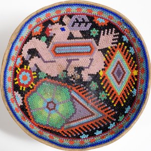 Huichol kulho Sierra Madresta, Meksikosta (tekstiili) tekijältä Mexican School