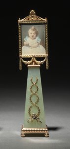 Kehystetty miniatyyri: Suurherttuatar Olgan muotokuva, Peter Carl Fabergén (1846-1920) yritys, Johannes Zehngrafin (1857-1908) maalaama miniatyyri ennen vuotta 1896 (kulta, rubiinit, timantit, guassi, norsunluu, lasi) (katso myös 499672 & 499674)