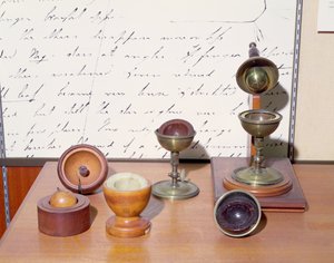 Faradayn pallolauhdutin, noin 1837 (sekatekniikka). tekijältä Michael Faraday