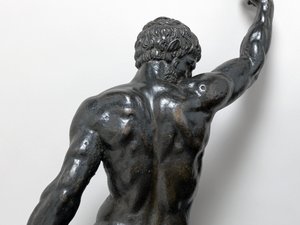 Pantterilla ratsastavat alastonhimot, n. 1506-08 (pronssi) tekijältä Michelangelo Buonarroti