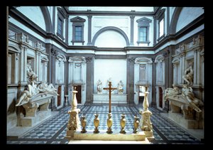 Näkymä Michelangelo Buonarrotin (1475-1564) suunnittelemasta sisustuksesta Urbinon herttuan Lorenzon (1492-1519) (l) ja Nemoursin herttuan Giulianon (1479-1516) (r), 1520-24 ja 1530 tekijältä Michelangelo Buonarroti