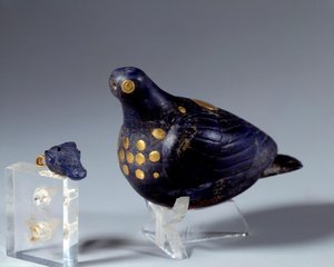 Itäinen antiikki: kyyhkynen lapis lazuli (lapis lazuli) ja kulta. Susan sivuilta. Medio-elamiittikausi (Iran). 1200 eKr. Pariisi, Louvre-museo tekijältä Middle Elamite Period