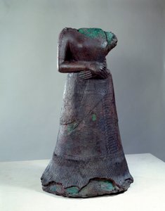 Elamiittisivilisaatio: kuningatar Napir Asun pronssinen patsas elamiittikirjoituksella. 1250 eaa. Susasta, Iranista. Aurinko 1,29x0,73 m Pariisi, musee du Louvre tekijältä Middle Elamite Period