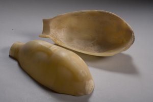Kaksiosainen ankan muotoinen astia (alabasteri) (katso myös 249012-13 ja 249015)