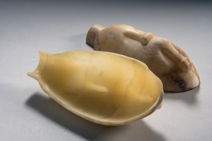 Kaksiosainen ankan muotoinen astia (alabasteri) (katso myös 249012-14)