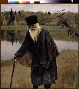 Erakko (Erakko). Vanha mies, jolla on parta ja valkoiset hiukset, kävelee keppinsä yli kumartuneena järven rannalla. Mihail Vasilyevich Nesterovin (1862-1942) maalaus öljy kankaalle