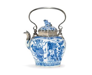 Sinivalkoinen teekannu ja kansi (keraaminen ja hopea) tekijältä Ming Dynasty Chinese School