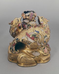 Kiinalainen kullattu kupariviiniastia feeniksien muodossa kalliolla tekijältä Ming Dynasty Chinese School