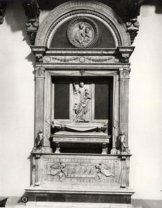 Monumentti kreivi Ugolle (k. 1001) Toscanan markgraveille (marmori) (m/v kuva)