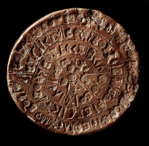 Phaistoksen kiekko (Phaistos Disk, Phaestos Disc) (Minoan taide - 1700 - 1600 eKr.) peitetty hieroglyfeillä. tekijältä Minoan