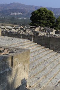 Phaistoksen minolainen arkeologinen alue. Portaikko, joka alkaa länsipihasta ja johtaa Propylaeaan, uuden palatsin pää- ja vaikuttavimpaan sisäänkäyntiin (1700-1450 eKr.). Phaistos, Kreeta. tekijältä Minoan
