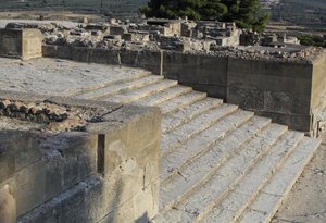 Phaistoksen minolainen arkeologinen alue. Portaikko, joka alkaa länsipihasta ja johtaa Propylaeaan, uuden palatsin pää- ja vaikuttavimpaan sisäänkäyntiin (1700-1450 eKr.). Phaistos, Kreeta. tekijältä Minoan