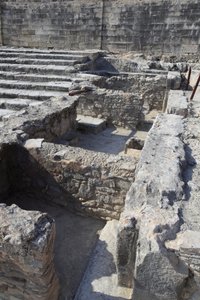 Phaistoksen minolainen arkeologinen alue. Kolmiosainen pyhäkkö. Tämä huonekompleksi palatsin edessä oli pieni pyhäkkö. Phaistos, Kreeta. tekijältä Minoan