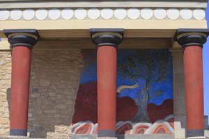Minoenin Knossoksen arkeologinen alue. Pohjoinen sisäänkäynti, pohjoispilarin sali. Arthur Evansin rekonstruoima linnake, johon hän asetti kopion kunnostetusta härkäfreskosta. Knossos, Kreeta. tekijältä Minoan