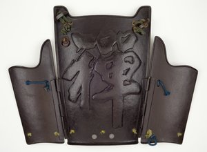 Rintalevy ja kaksi sivulevyä saranoidusta viisiosaisesta yukinoshita-do-tyylisestä panssarista, jossa kohokuvioitu "Zen"-hahmo, helmikuu 1716 (rauta, kupariseos, lakka ja silkkinaru) tekijältä Miyata Katsusada
