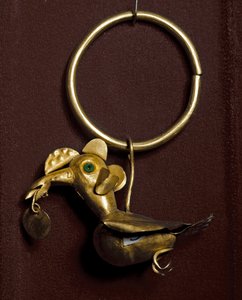 Esikolumbialainen taide, Mochica-kulttuuri (Ugly, Mochica): kultainen korvakoru linnulla. 200-500 apres JC Private Collection tekijältä Moche Moche
