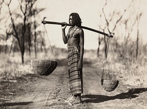Imperiumia rakentamassa fasistisella aikakaudella: Cunaman nainen kantoi vettä, 5.9.1936 (mv/w kuva) tekijältä Modestino Baldinetti