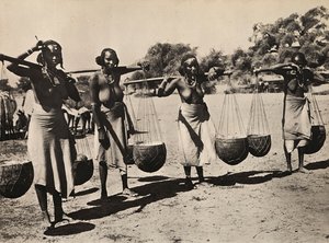 Imperiumia rakentamassa fasistisella aikakaudella: Cunaman naiset kantamassa vettä, 5.9.1936 (mv/v kuva) tekijältä Modestino Baldinetti