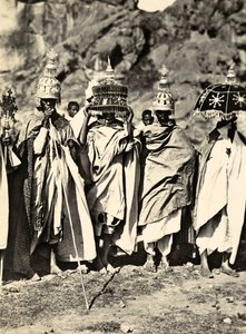 "Imperiumin rakentaminen" fasistisella aikakaudella: ryhmä Abessinialaisia pappeja, 9.5.1936 (m/v kuva) tekijältä Modestino Baldinetti