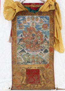 Damjen Garwa Nagpo, 1800-luvun puoliväli (mineraalipigmentit kokoisella puuvillalla, alkuperäiset Qing-brokaattikiinnikkeet, alkuperäinen pölysuoja, mongolialaiset tupsut ja sauva korkilla)