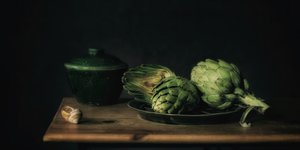 Asetelma, jossa on artisokkia