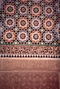 Saadialaisten vuonna 1565 rakentama pääpihan alaseinä (zellij-laatat ja stukkityöt) tekijältä Moroccan School