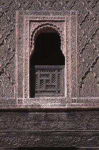 Näkymä saadilaisten vuonna 1565 rakentaman Ali ben Youssef Medersan pihan ikkunasta (setripuu- ja stukkitöitä)