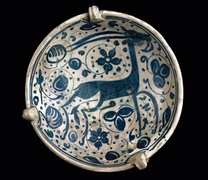 Art mudejar: keraaminen kuppi azul, koristeltu Paterna, Manises-hirvi (latinalais-maurilainen tyyli). 1300- tai 1400-luvun Barcelona. Barcelonan keramiikkamuseo, Espanja tekijältä Mudejar School