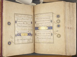 Fol 311 verso 312 recto, Timurid Koraani, 1441 (muste ja kulta paperilla)