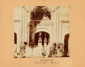 Safa Gate, yksi valokuvaryhmästä Mekasta ja islamin pyhistä paikoista, n. 1879-80 (albumiprintti) tekijältä Muhammad Sadiq Bey
