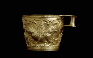Mykenean taide: kultakupin koristelu härkäreliefistä Vapheiosta, mykeneen linnoituksesta Spartan eteläpuolella. 1500 eKr. Athenes, kansallinen arkeologinen museo tekijältä Mycenaean