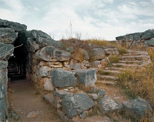 Mycenian taide: mykeneen linnoituksen katettu kulkuväylä, Tiryns kaupunki, noin 1200 eaa. Kreikka tekijältä Mycenaean
