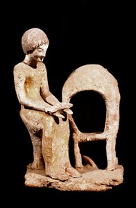 Mykeneen taide: naishahmo uunissa leipää kädessään. 1500-luvulla eaa. Strasbourg, arkeologinen museo tekijältä Mycenaean