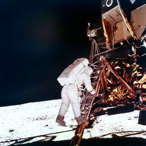 Edwin Buzz Aldrin laskeutuu Lunar Module -tikkaita pitkin kävelläkseen Kuuhun vuonna 1969.