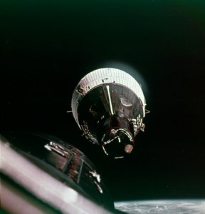 Ensimmäinen tapaaminen avaruudessa 15. joulukuuta 1965. tekijältä NASA Images