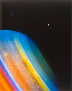 Saturnus ja sen kuu Dione Voyager 2 -avaruusaluksesta katsottuna. tekijältä NASA Images