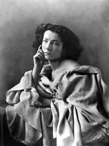 Ranskalainen näyttelijä Sarah Bernhardt (1844-1923), kuva Nadar (1820-1910)