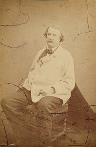 [Omakuva valkoiseen smokkiin pukeutuneena Félix Nadar] tekijältä Nadar [Gaspard Félix Tournachon]