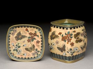 Astia ja pieni purkki, "Meiji"-kausi, 1800-luku (cloisonne emali)